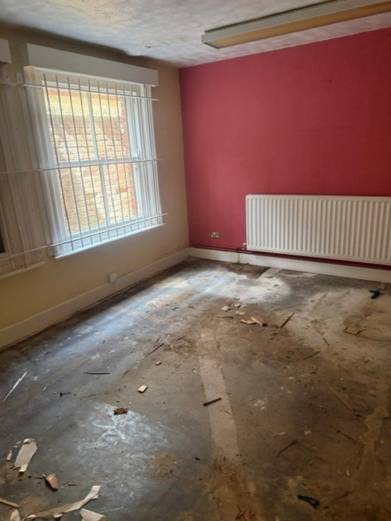 Lot: 75 - FREEHOLD TOWN CENTRE BUILDING WITH POTENTIAL - former office space